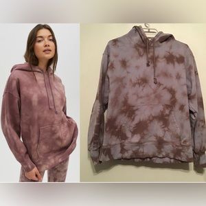 Aritzia TNA Cozy Fleece Boyfriend Hoodie
Tie-dye, oversized pullover hoodie